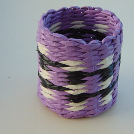 Pot à crayon en papier journal violet blanc et noir