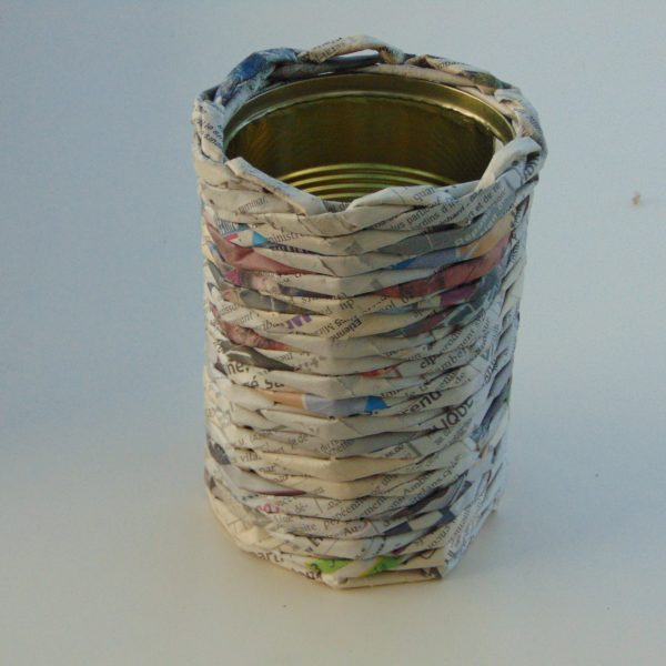 Pot à crayon en papier journal