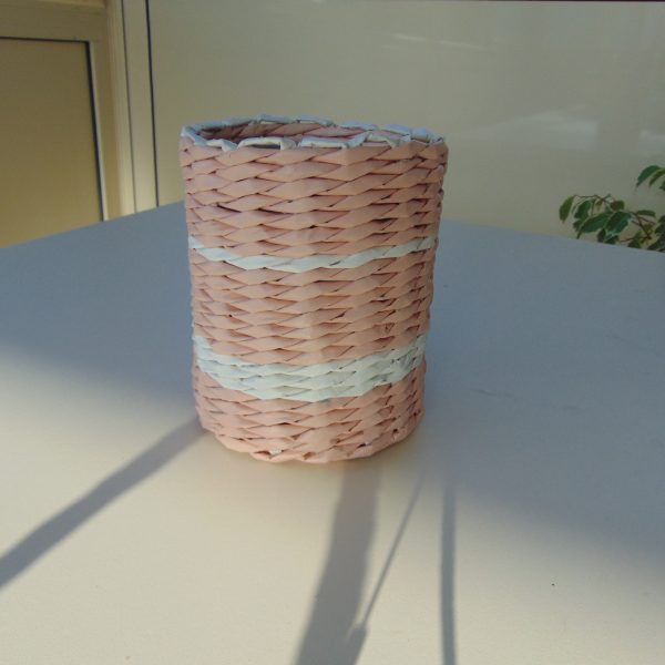 Pot à crayon en papier journal rose pâle et blanc