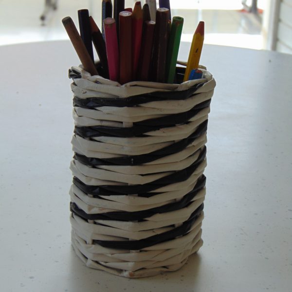 Pot à crayon en papier journal noir et blanc