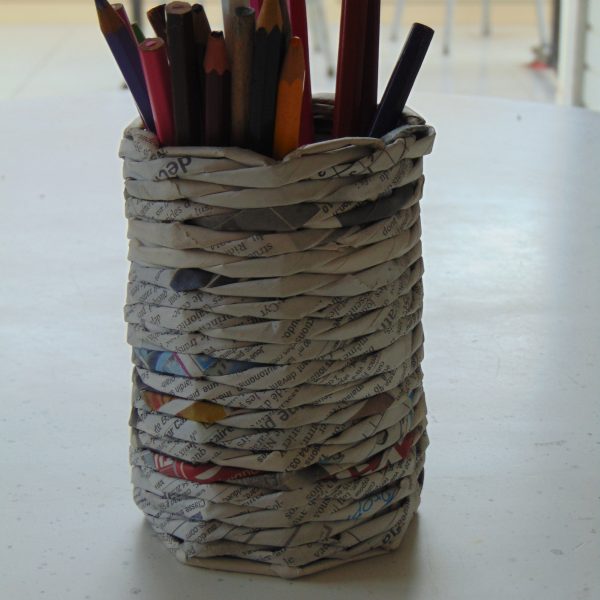 pot à crayon en papier journal brut