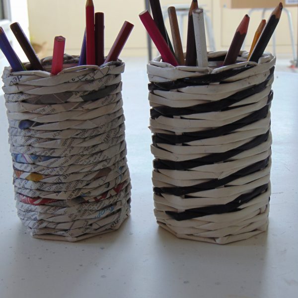 Pot à crayon en papier journal brut et noir & blanc