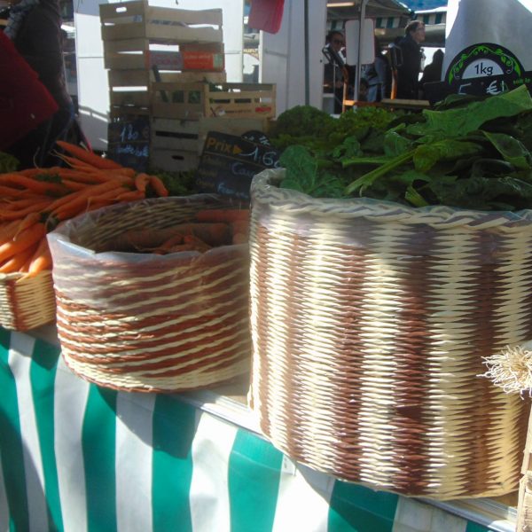 Panier en papier journal exposé sur un marché
