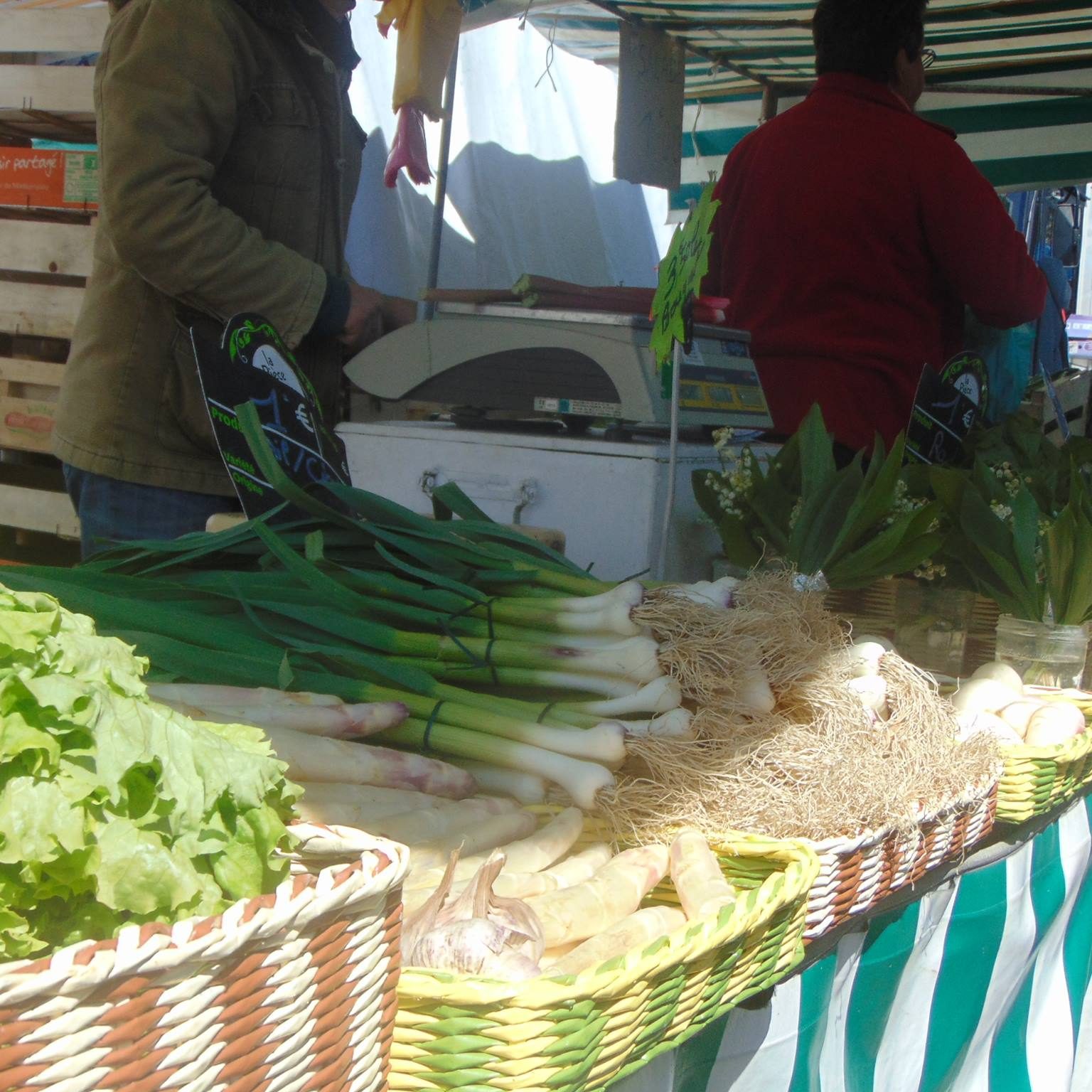 Panier Eco vannerie exposé sur un marché