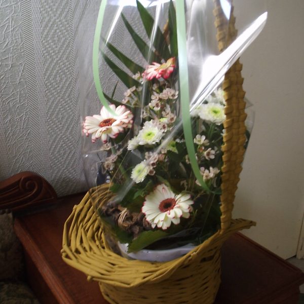 Cache pot avec anse haute réalisé en papier journal Cache pot avec anse haute réalisé en papier journal