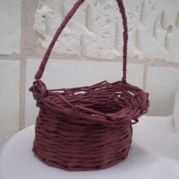 Panier en forme de chapeau avec anse haute tressé en papier journal Panier en forme de chapeau avec anse haute tressé en papier journal