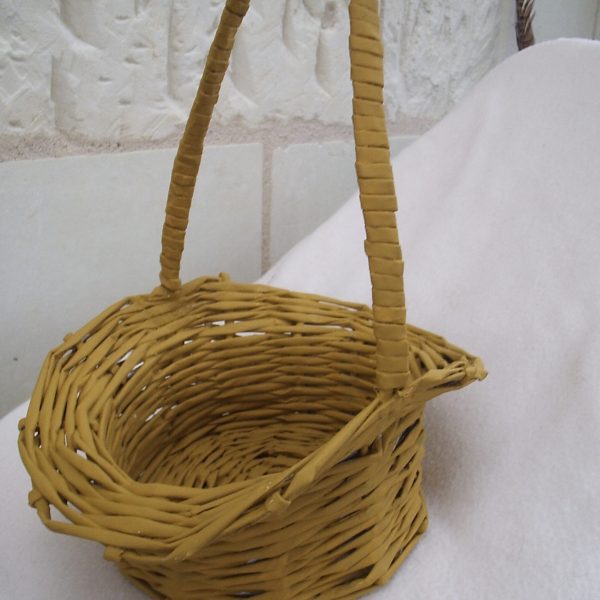 Panier tressé en papier journal en forme de chapeau Panier tressé en papier journal en forme de chapeau