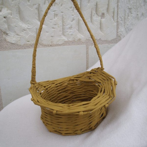Panier tressé en papier journal avec une anse haute Panier tressé en papier journal avec une anse haute