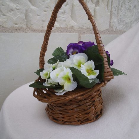 Panier marron avec anse haute en papier journal