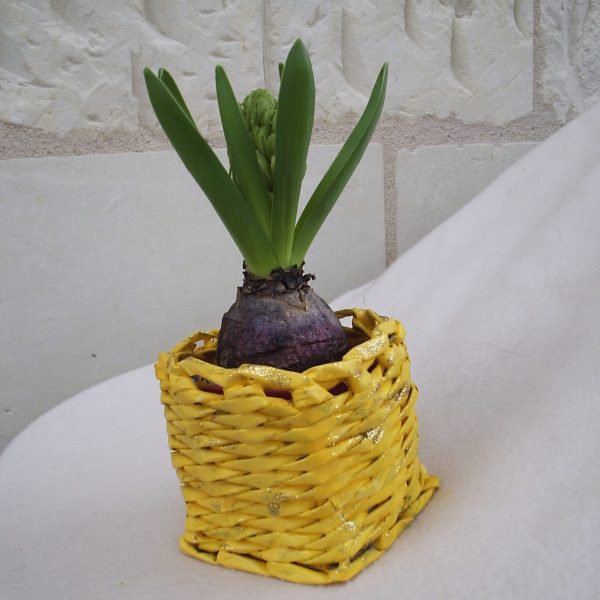 cache pot tressé avec du papier journal jaune doré