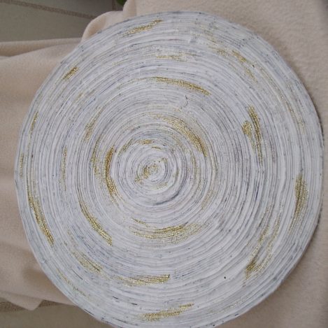 Set de table spirale doré réalisé en papier journal