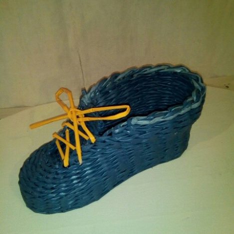 Chaussure de randonnée réalisée en papier journal