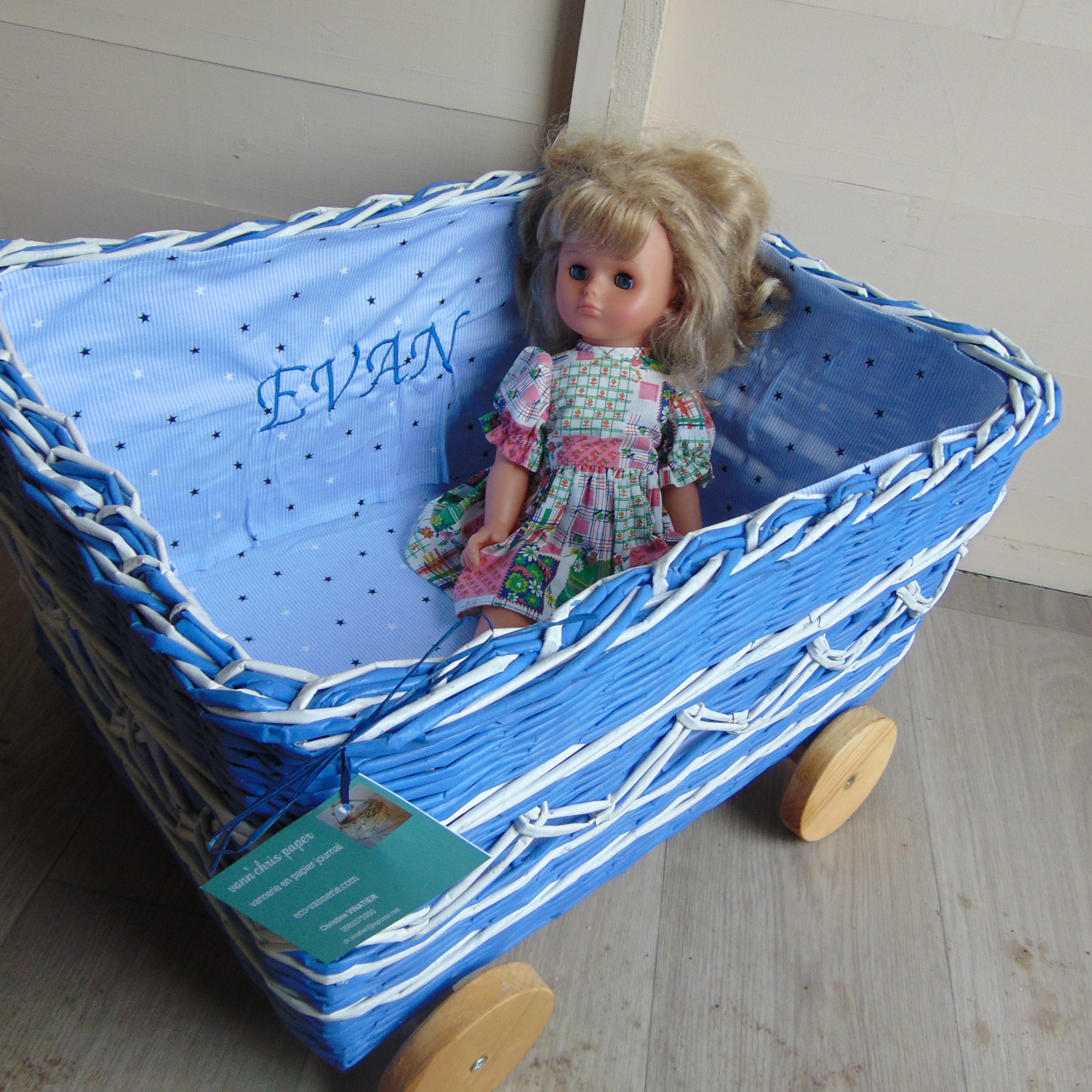 coffre à roulette bleu blanc en papier journal