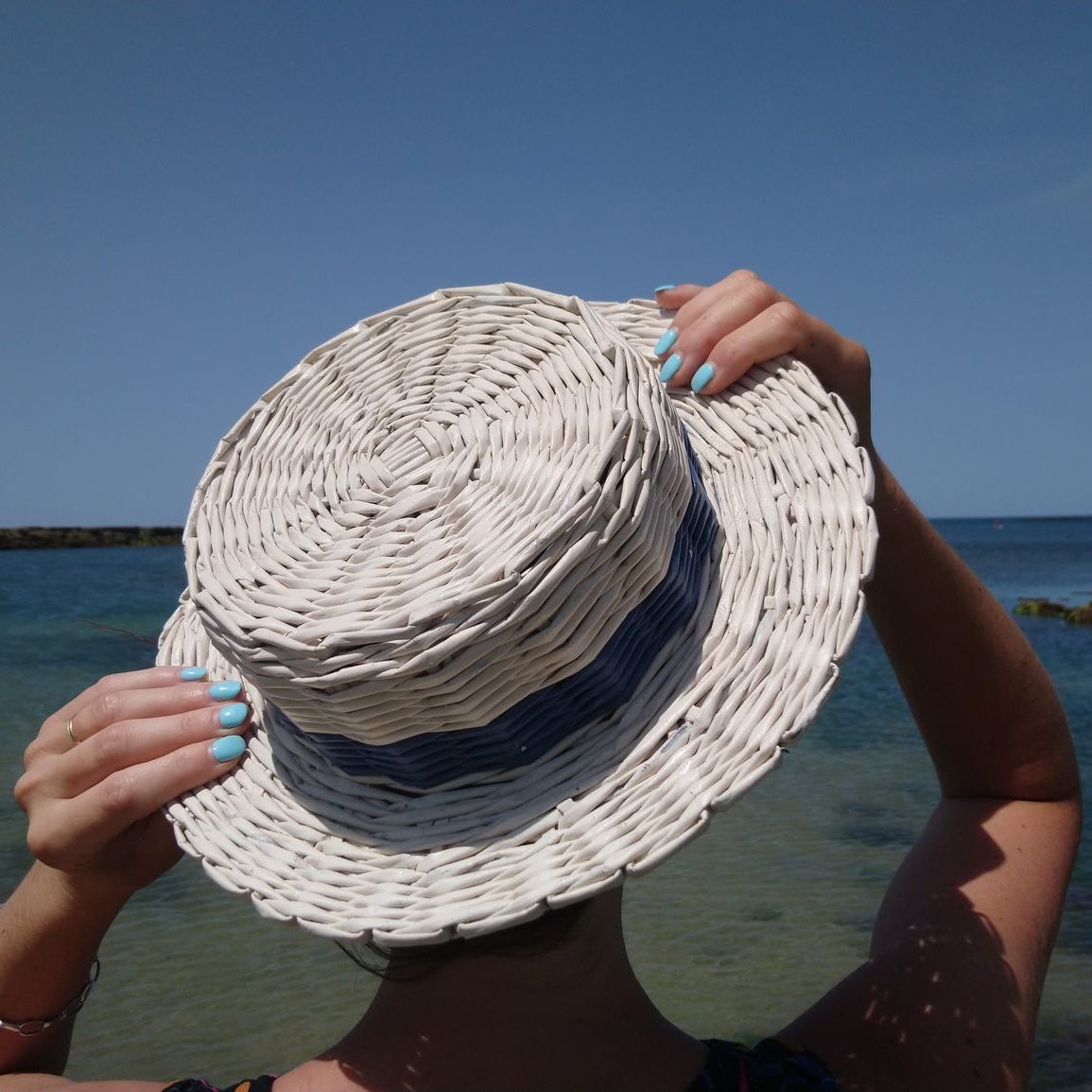 canotier blanc et bleu papier journal