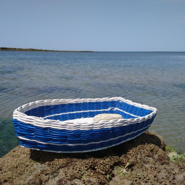 bateau de pêche en papier journal blanc bleu marine et bleu ciel
