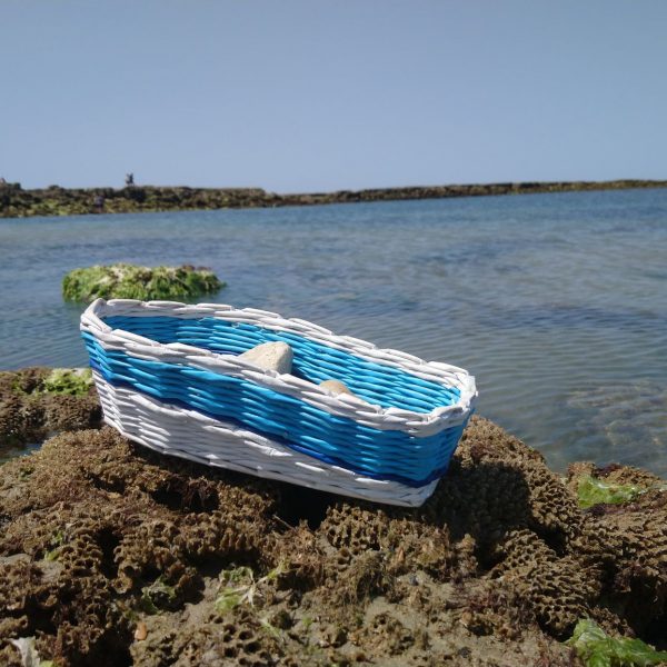 bateau tressé papier journal bleu et blanc