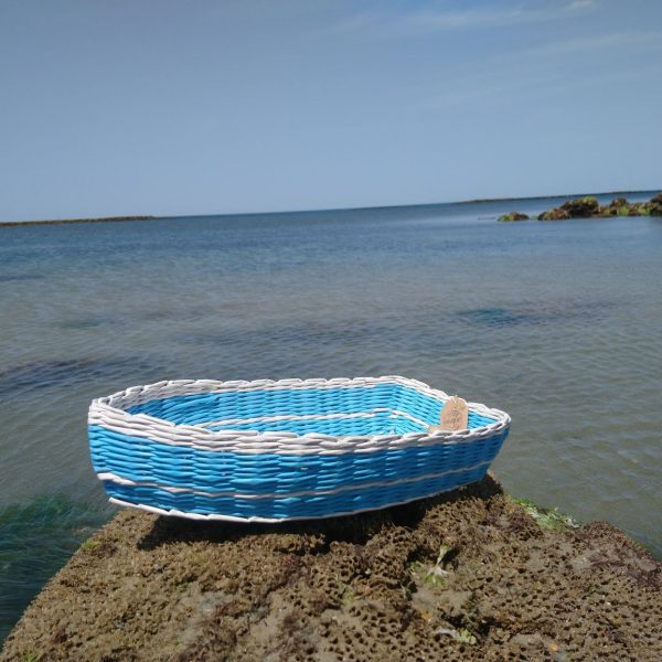 barque tressé en papier journal bleu et blanche