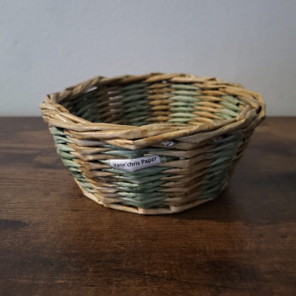 vide poche bois et vert en papier journal