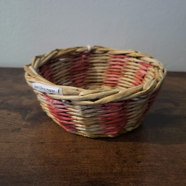 vide poche bois et rouge en papier journal