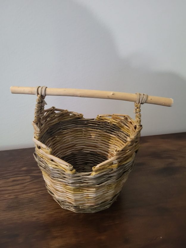 panier beige et bois à suspendre