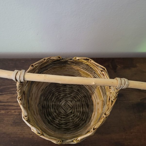 panier évasé beige et bois papier journal