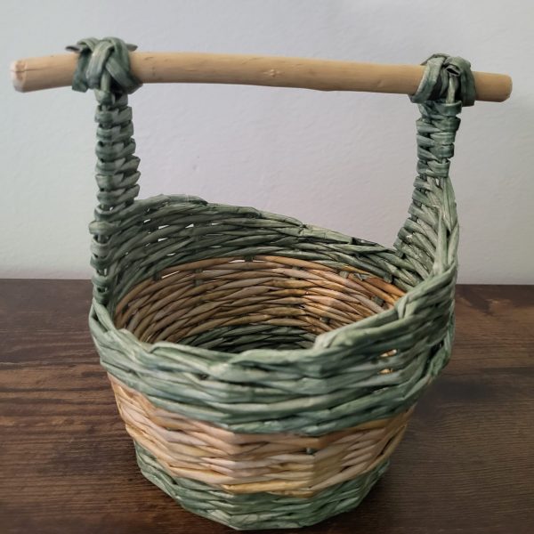 panier vert d'eau et bois papier journal
