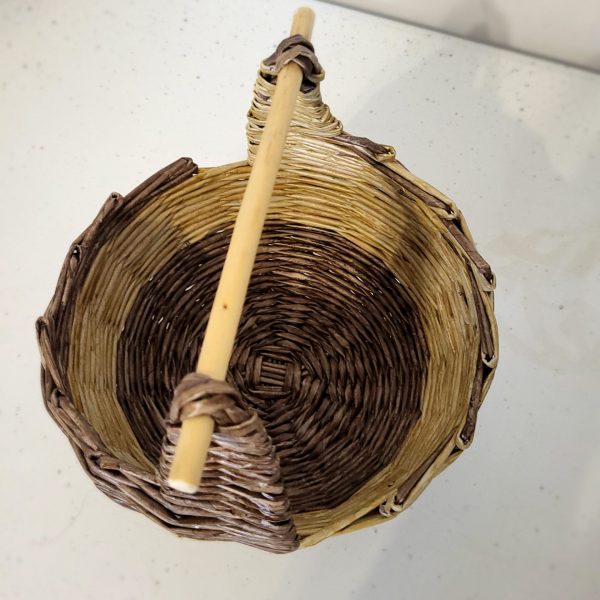 panier rond à suspendre en papier jounal