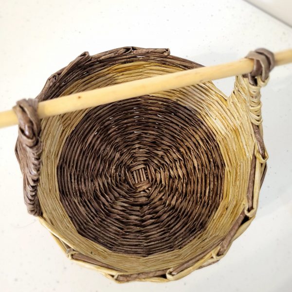 panier rond en papier journal