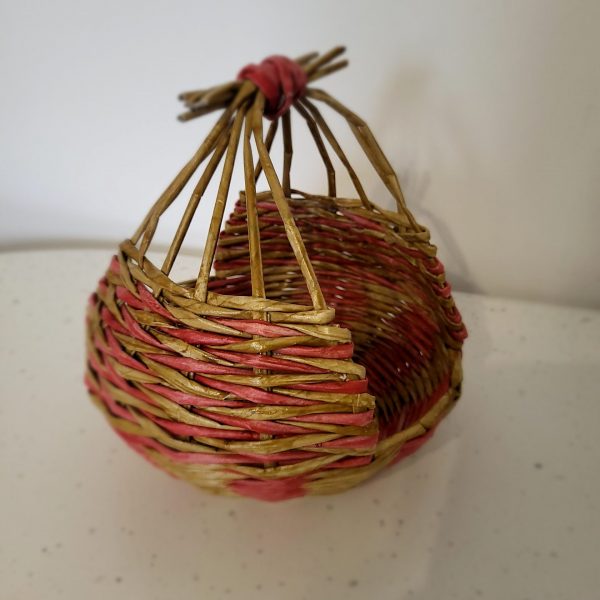 panier rouge et bois en papier journal