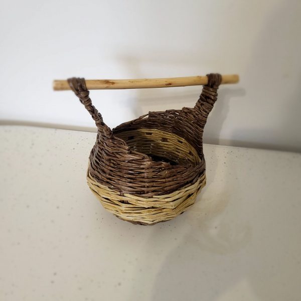 panier à suspendre brun et bois