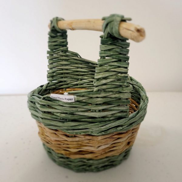 panier vert osier papier journal