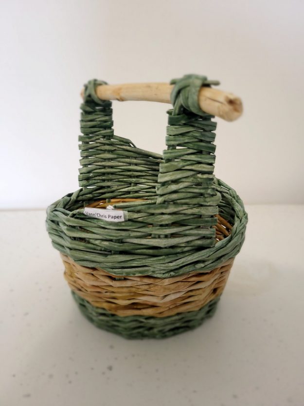 panier vert osier papier journal