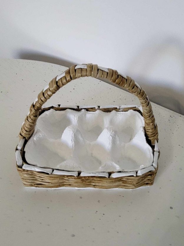 panier à 6 oeufs bois et blanc en papier journal