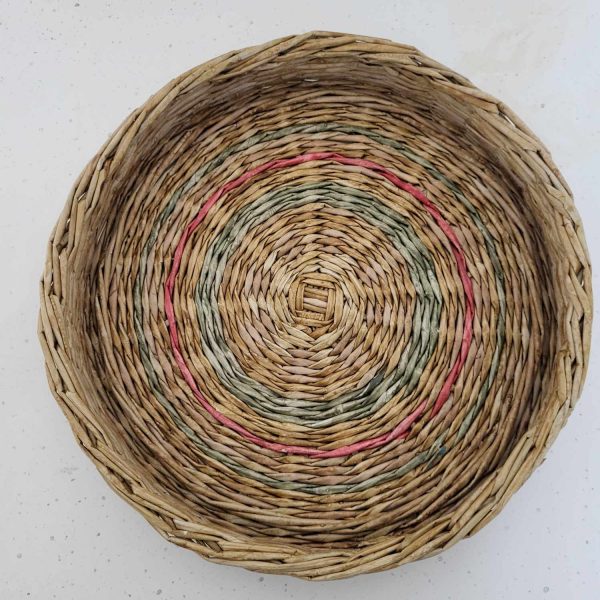 plateau rouge vert bois en papier journal