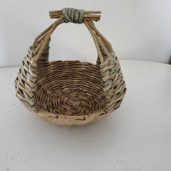 panier vert et bois en papier journal