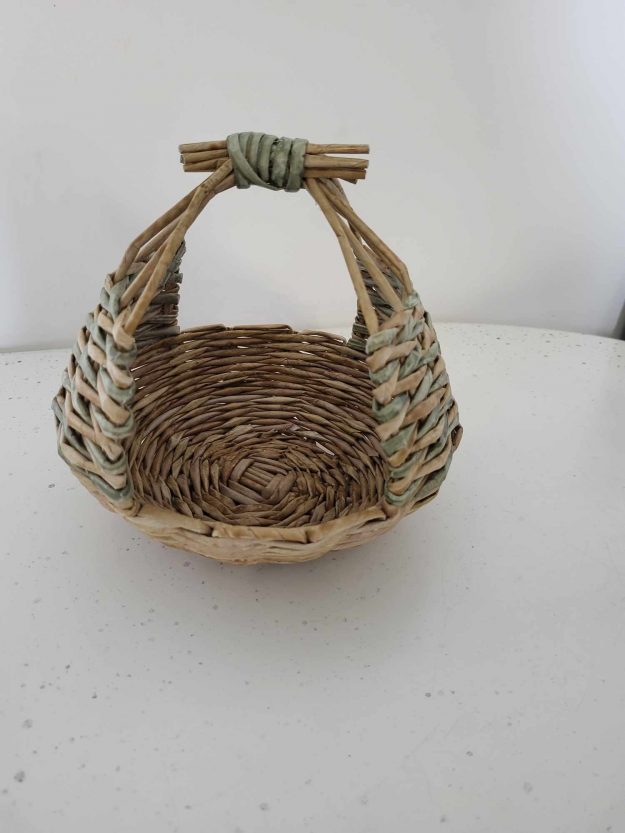 panier vert et bois en papier journal