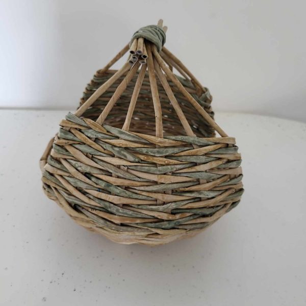 panier ouvert en papier journal